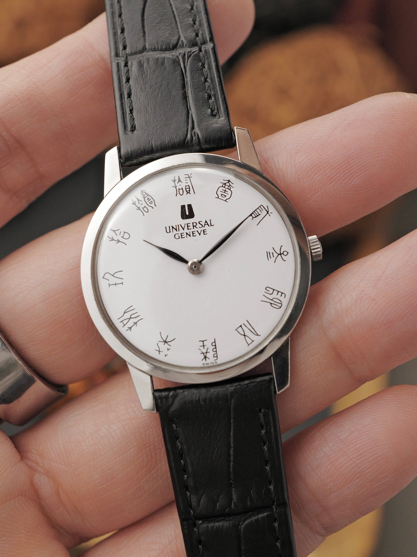 Universal Genève Altesse “Chinese Seal Script” White Dial Ultrathin 842101 (circa early 1970s)